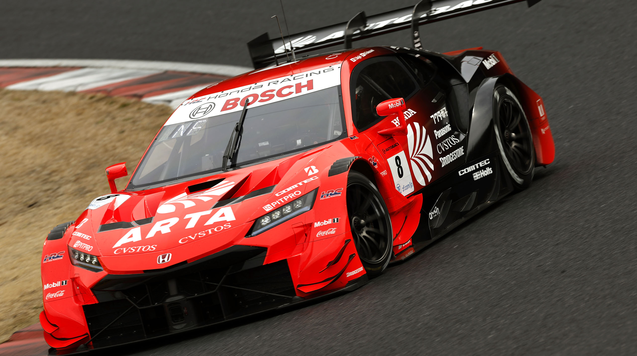 2005年から始まった人気のレース『SUPER GT』。『PITPRO』も他のカー用品ブランドと肩を並べ、SUPER GTマシンと共に走行する。画像は、2022年SUPER GT参戦車両です。
