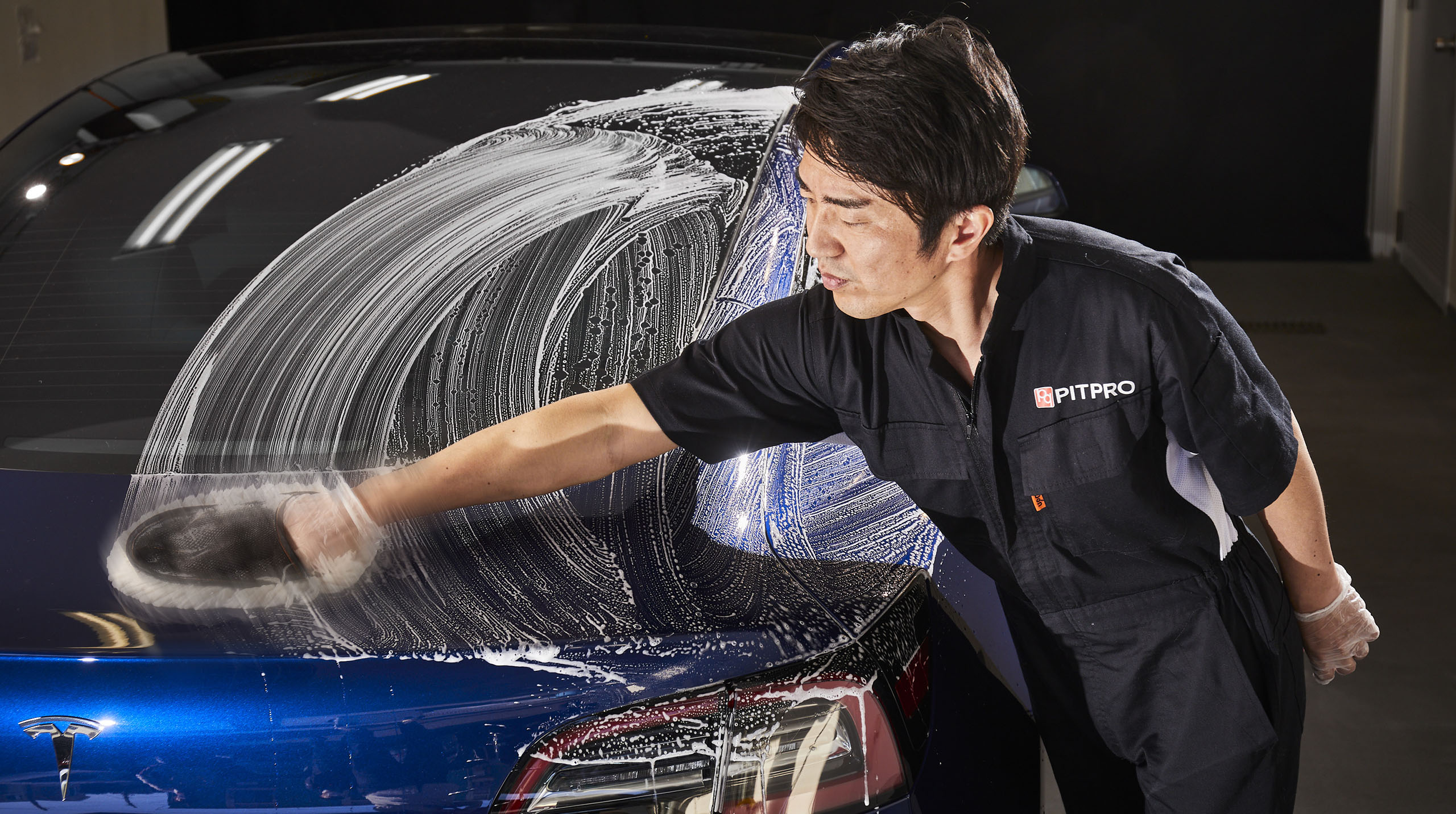 カーコーティングは徹底的な洗車から始まる。 洗車する際、できるだけきめ細かい泡を作って泡で汚れを浮かせて落とす。1日に何台もやるのはなかなかの重労働だ。